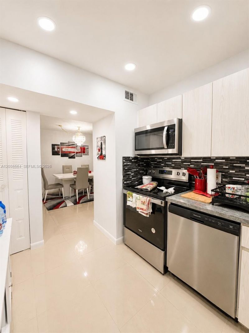 8261 SW 128 St , Unit 211, Pinecrest, FL 33156 Photo