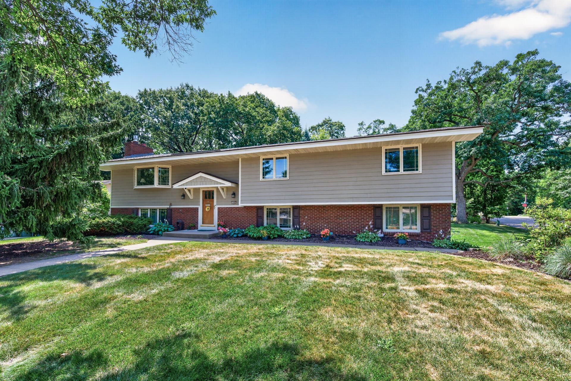 2200 Chalet Drive NE, Columbia Heights, MN 55421