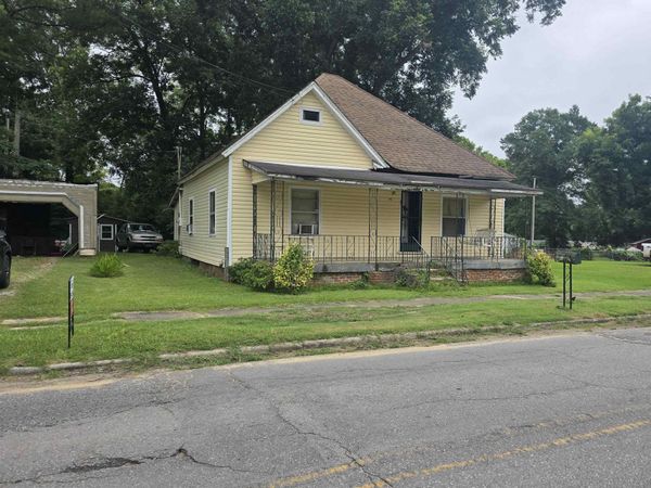 1012 Hook St, Tuscumbia, AL 35674