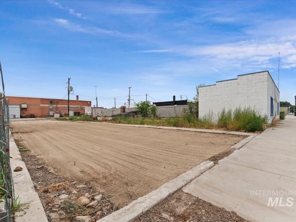 18 E Owyhee Ave, Homedale, ID 83628