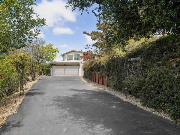 210 Courtney Ln, Orinda, CA 94563