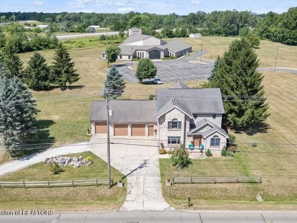 1300 S Canal Road, Lansing, MI 48917