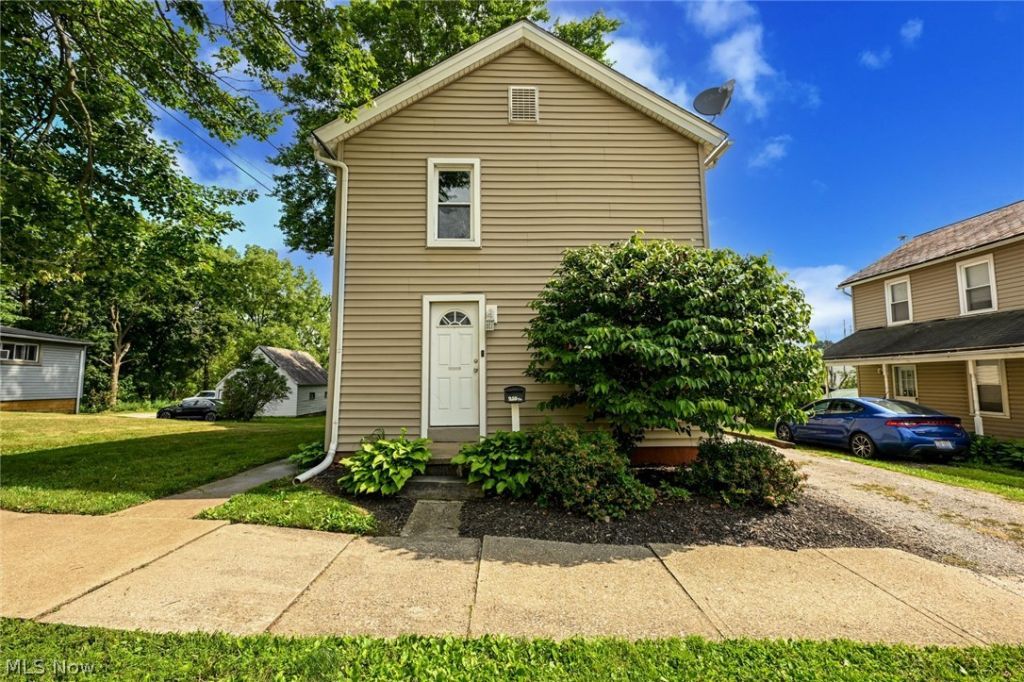 210 Pittsburgh Street, Columbiana, OH 44408 Main Photo