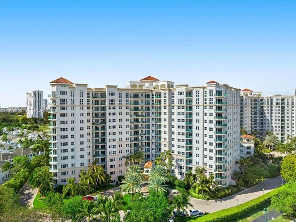 19900 E Country Club Dr , Unit 310, Aventura, FL 33180