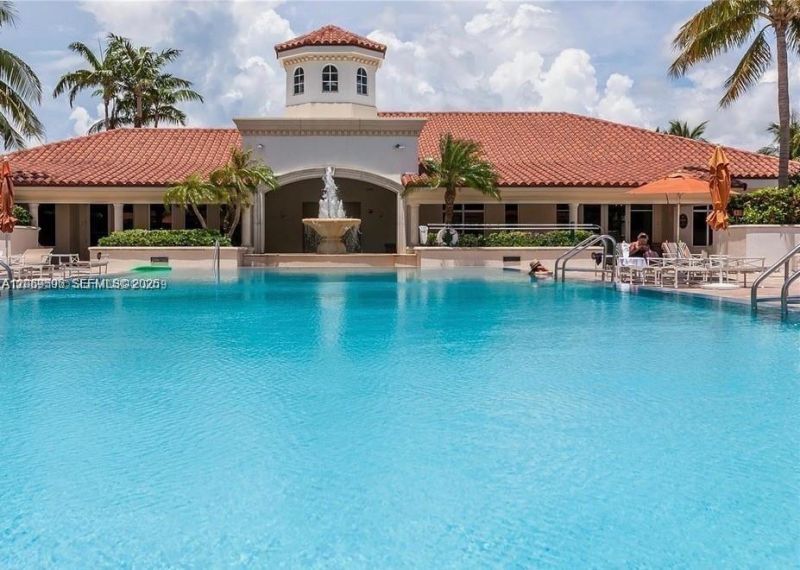 19900 E Country Club Dr , Unit 310, Aventura, FL 33180 Photo