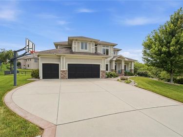 324 NW Thoreau Circle, Lee's Summit, MO 64081