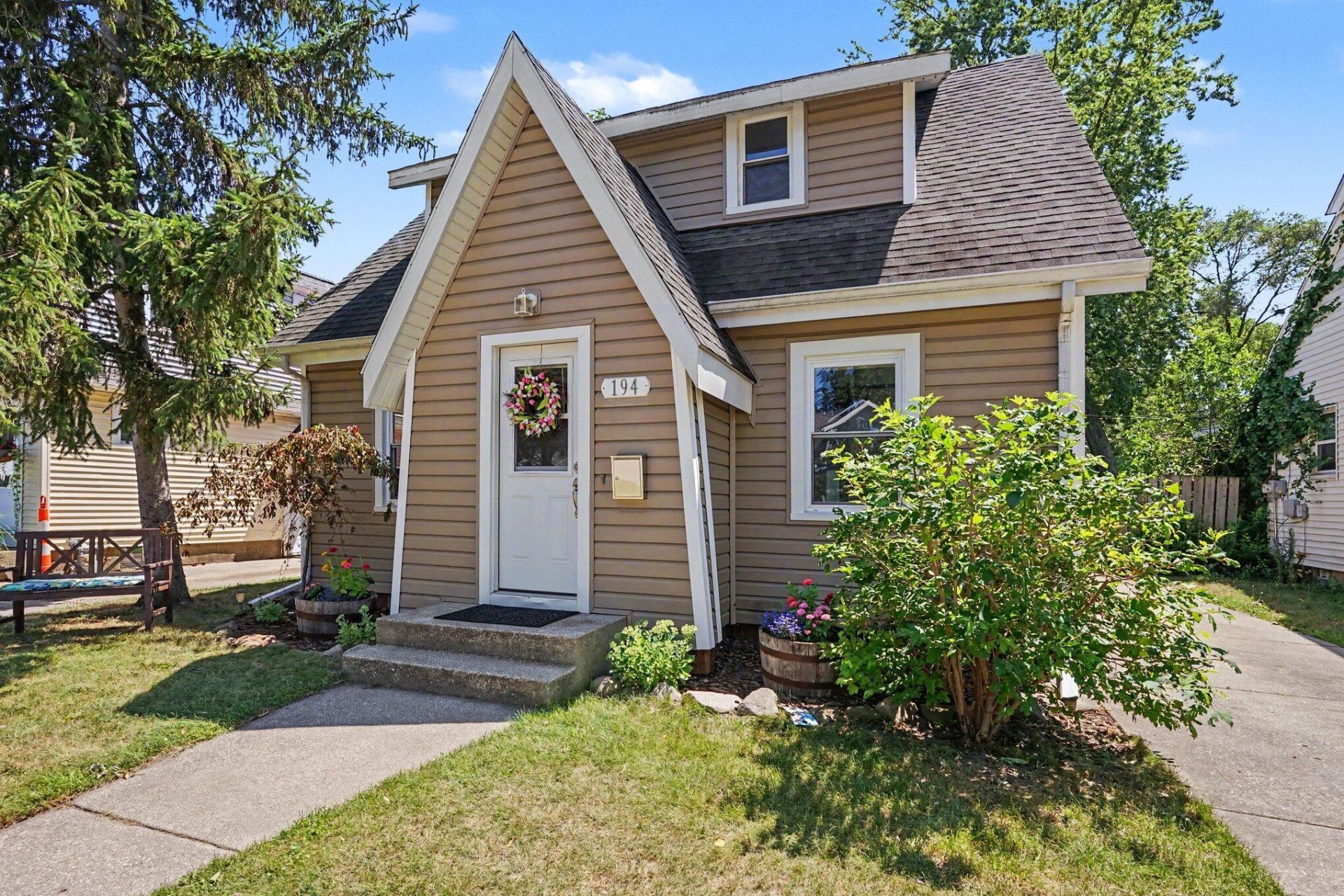 194 W 20th Street, Holland, MI 49423 Main Photo