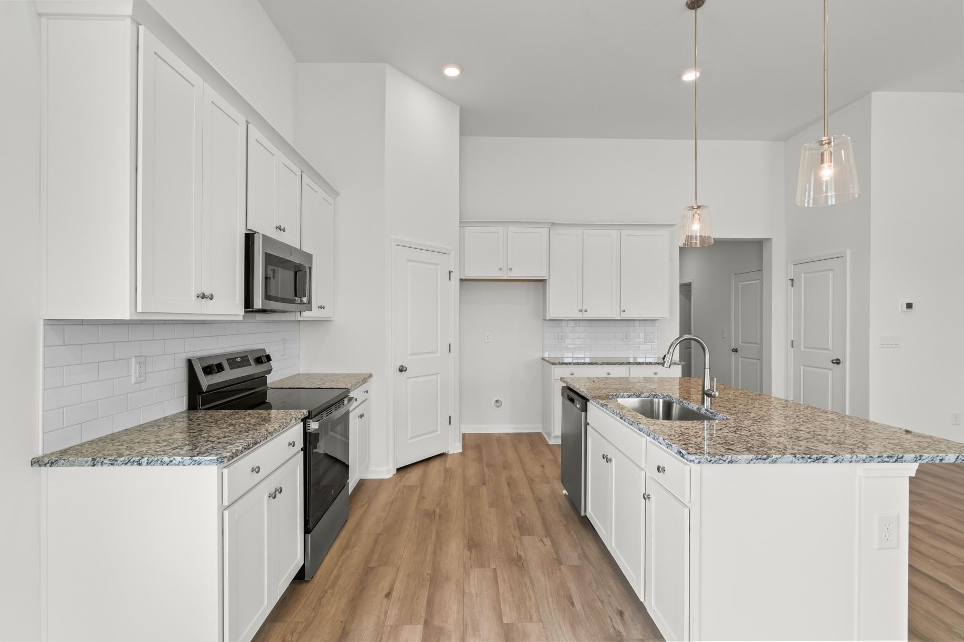 409 Joseph St Photo 11
