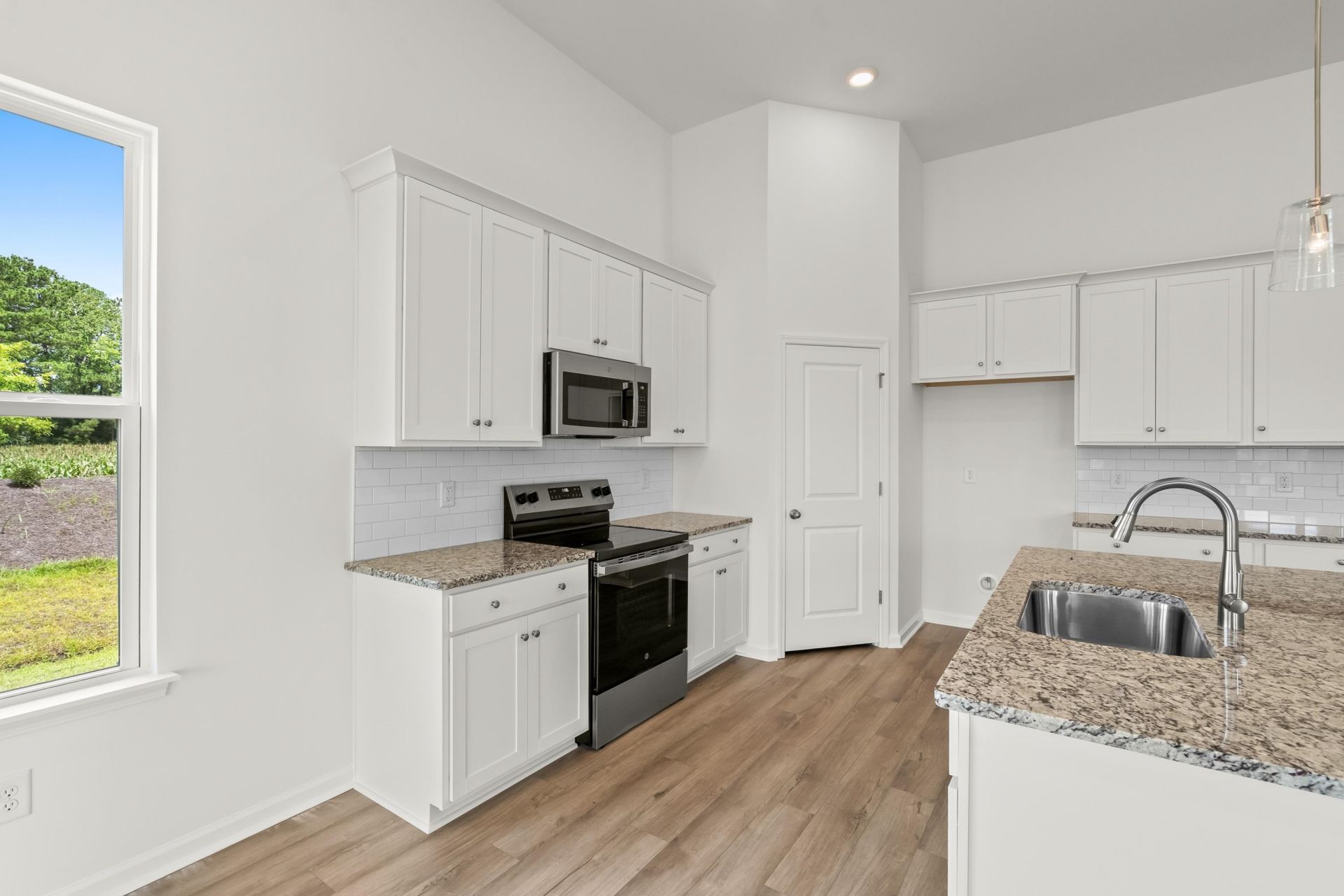 409 Joseph St Photo 12