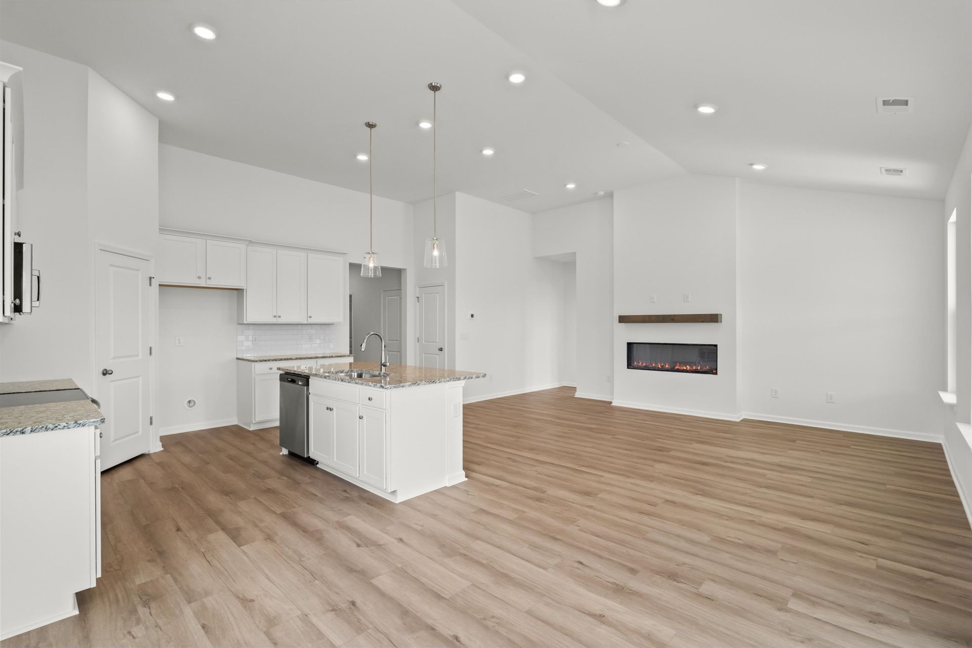 409 Joseph St Photo 18