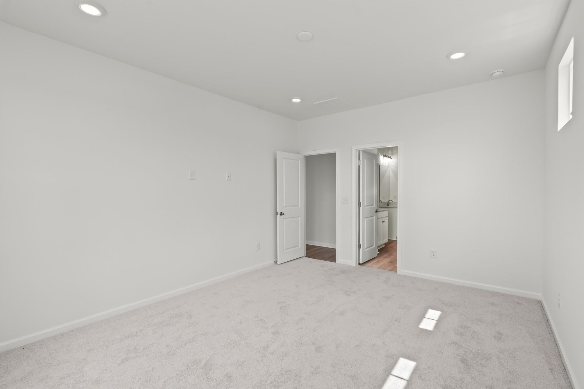 409 Joseph St Photo 21