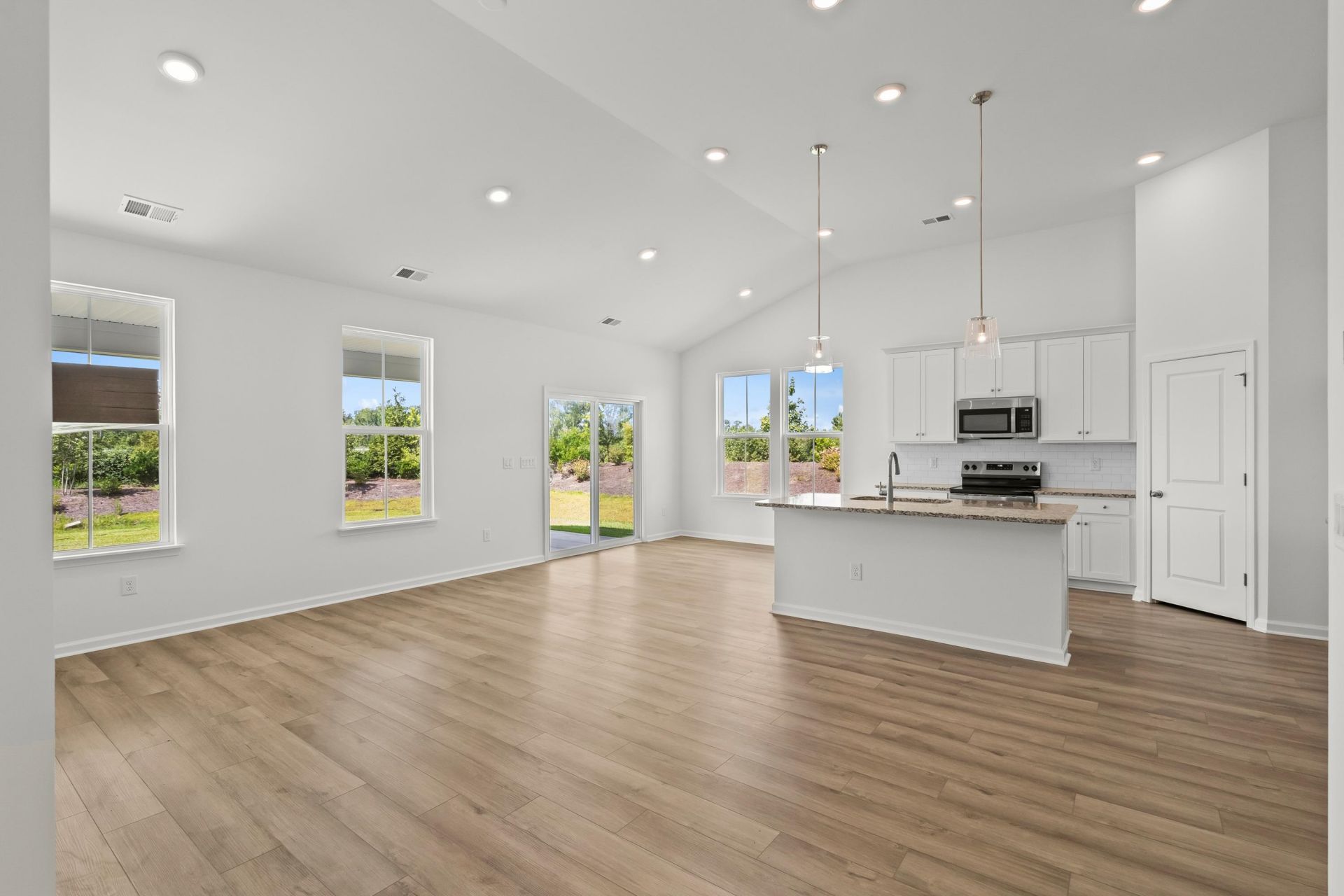 409 Joseph St Photo 8