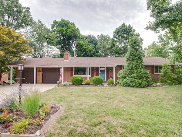 4805 Chateau Drive , Godfrey, IL 62035