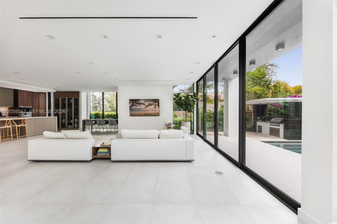 5630 Pine Tree Dr, Miami Beach, FL 33140 Photo