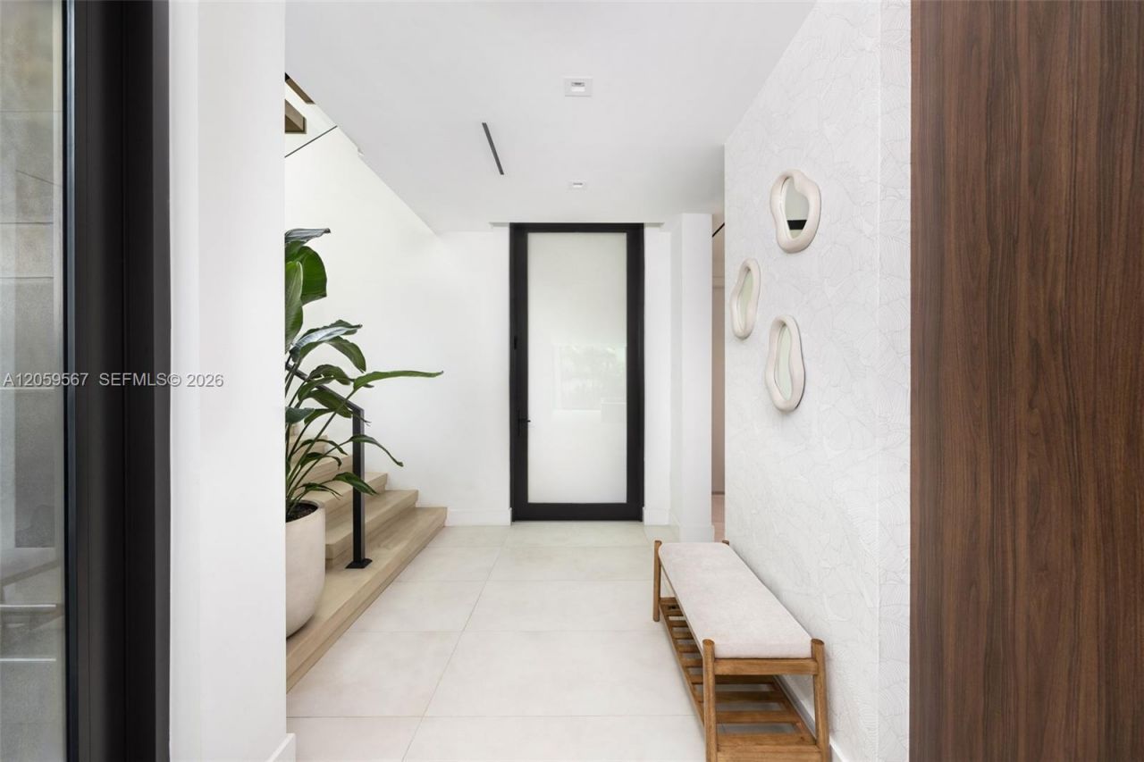 5630 Pine Tree Dr, Miami Beach, FL 33140 Photo