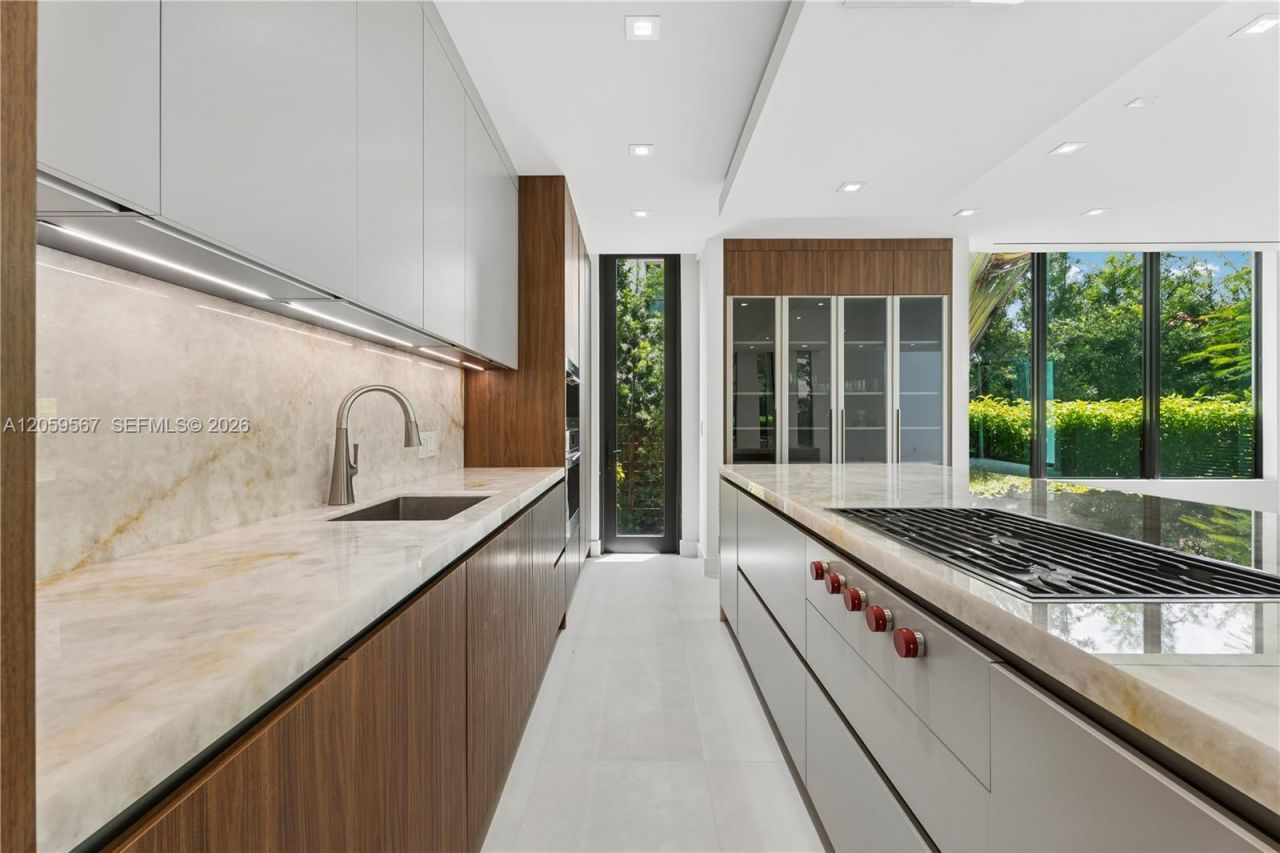 5630 Pine Tree Dr, Miami Beach, FL 33140 Photo