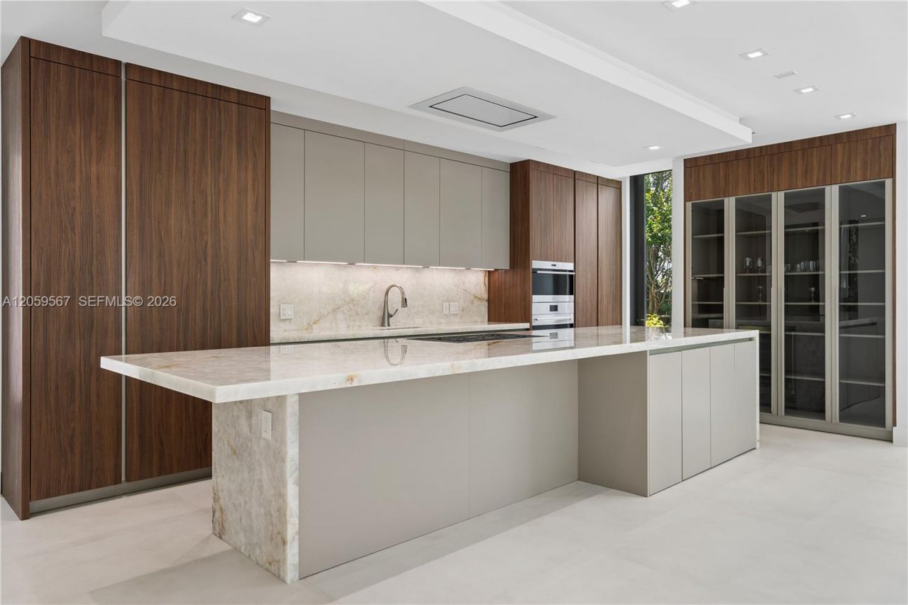 5630 Pine Tree Dr, Miami Beach, FL 33140 Photo