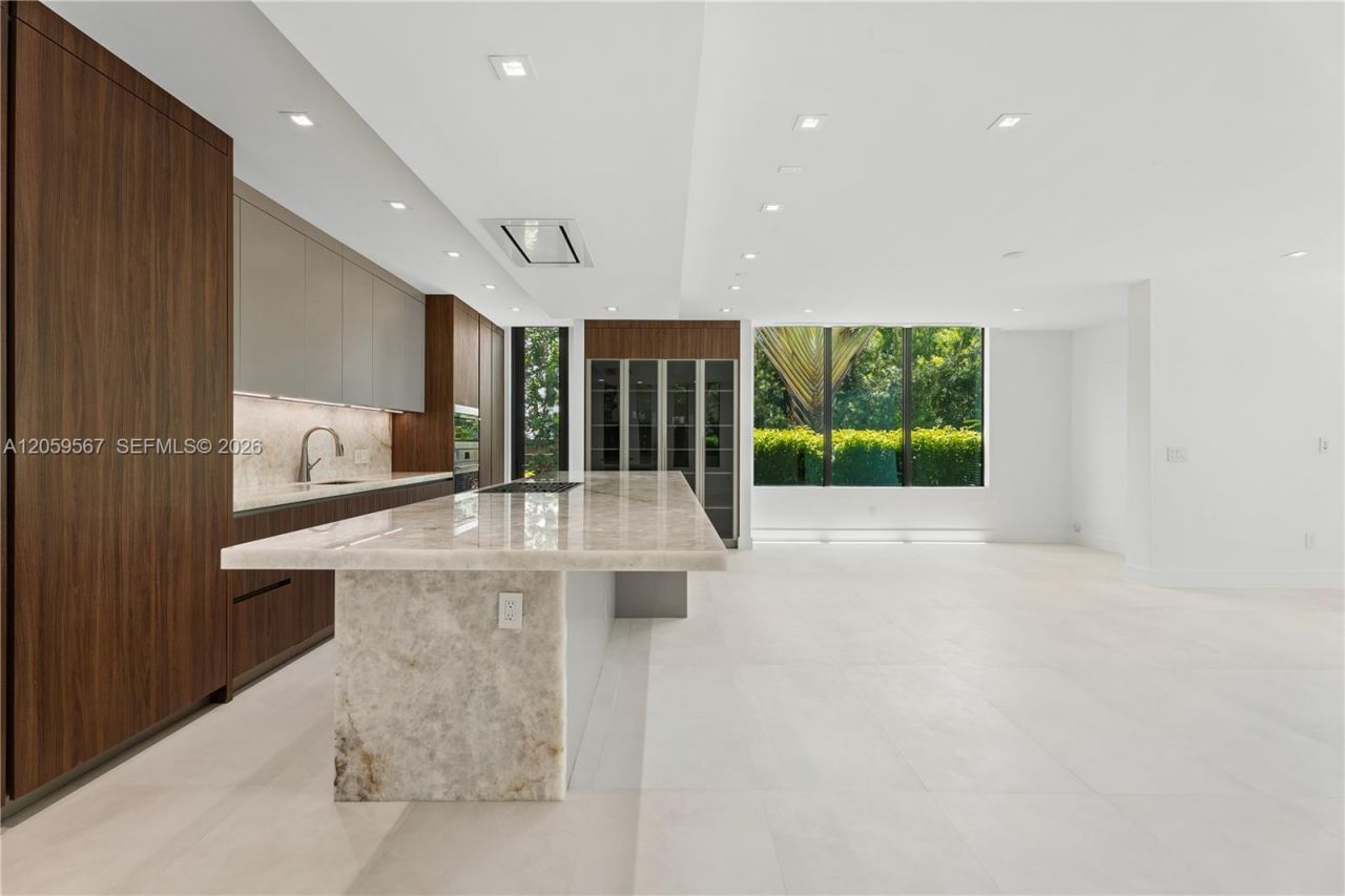 5630 Pine Tree Dr, Miami Beach, FL 33140 Photo