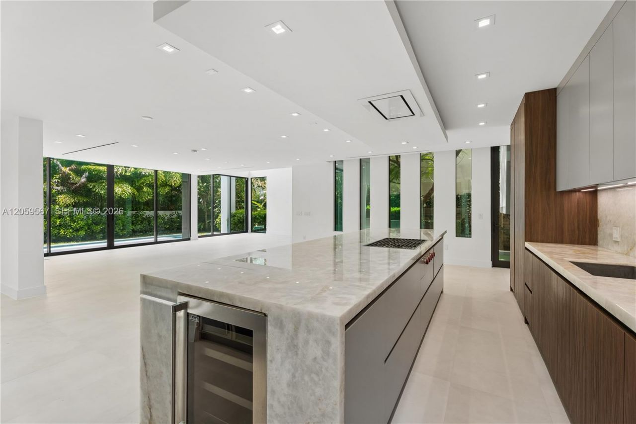 5630 Pine Tree Dr, Miami Beach, FL 33140 Photo