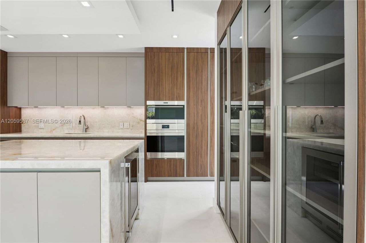 5630 Pine Tree Dr, Miami Beach, FL 33140 Photo