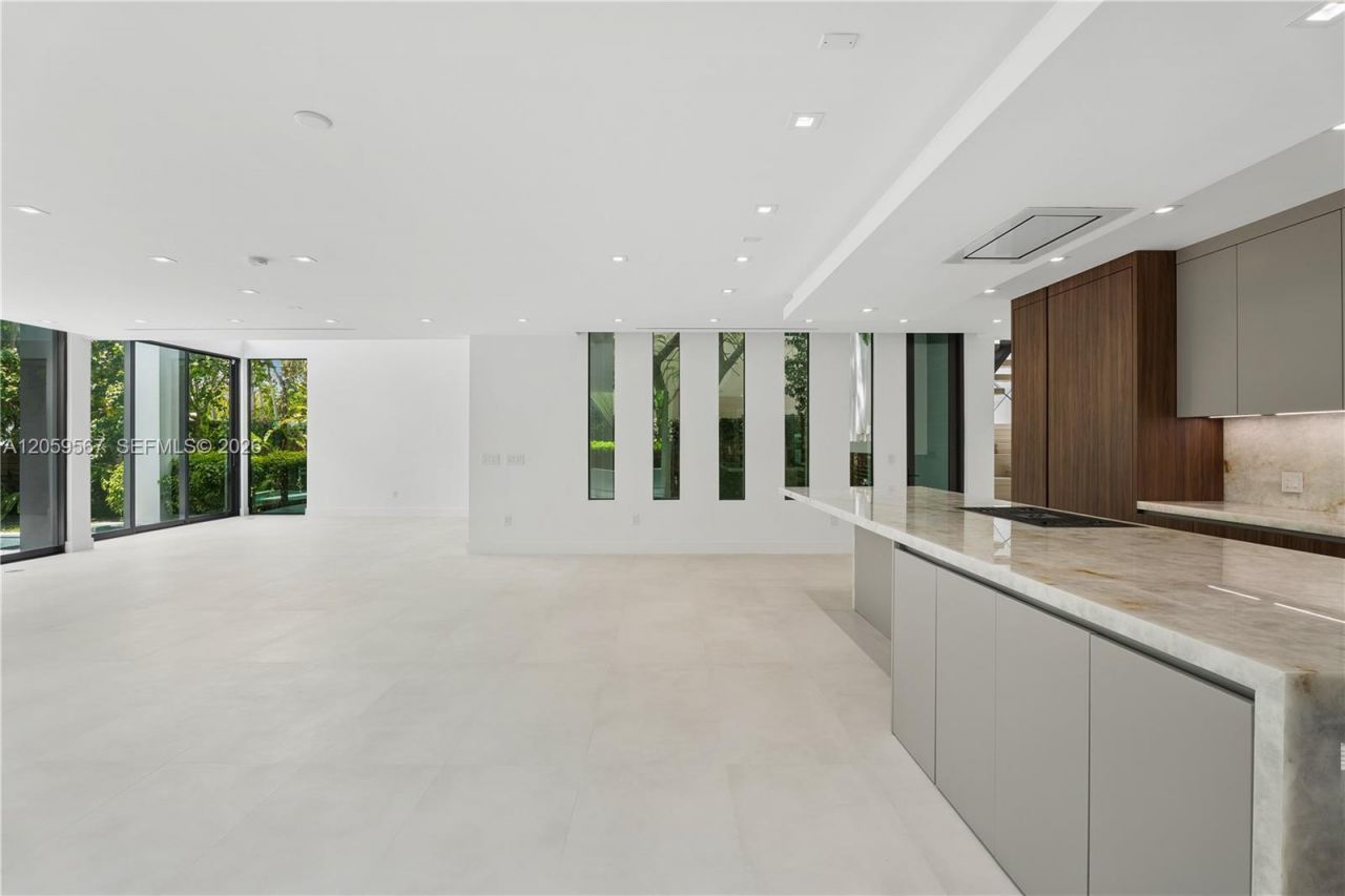 5630 Pine Tree Dr, Miami Beach, FL 33140 Photo