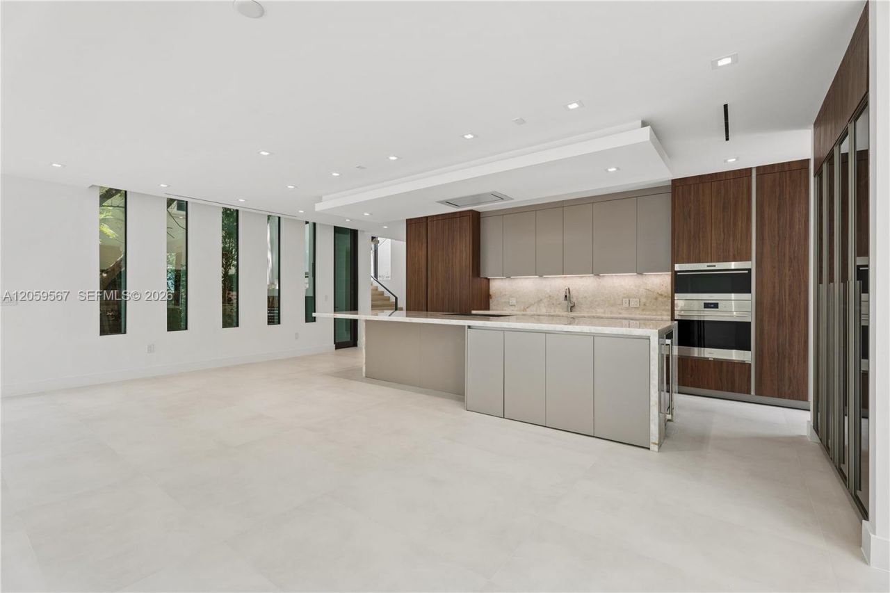 5630 Pine Tree Dr, Miami Beach, FL 33140 Photo