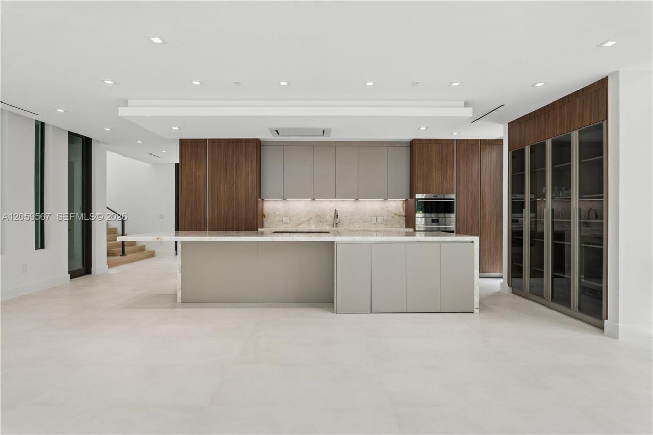5630 Pine Tree Dr, Miami Beach, FL 33140 Photo
