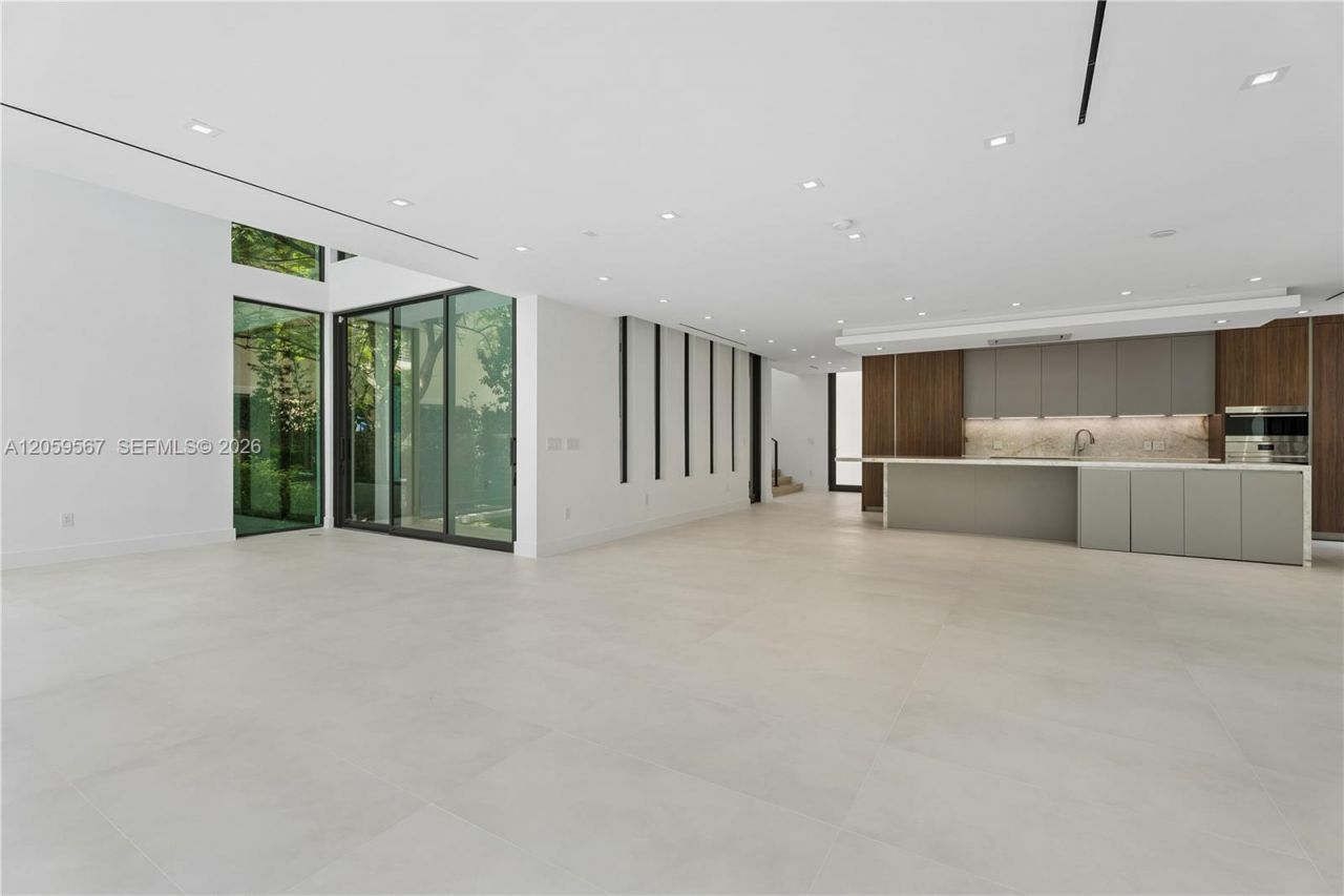 5630 Pine Tree Dr, Miami Beach, FL 33140 Photo