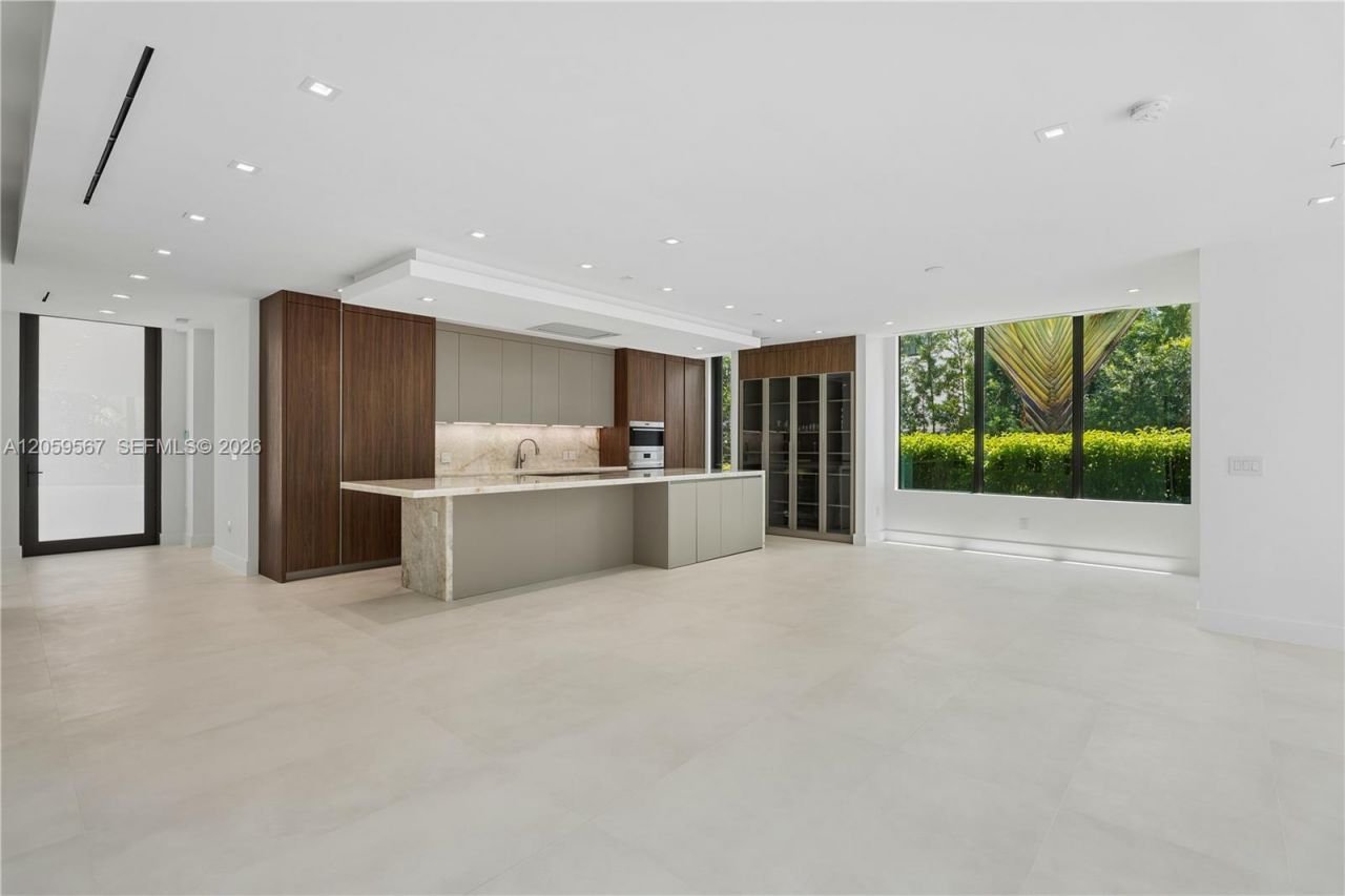 5630 Pine Tree Dr, Miami Beach, FL 33140 Photo