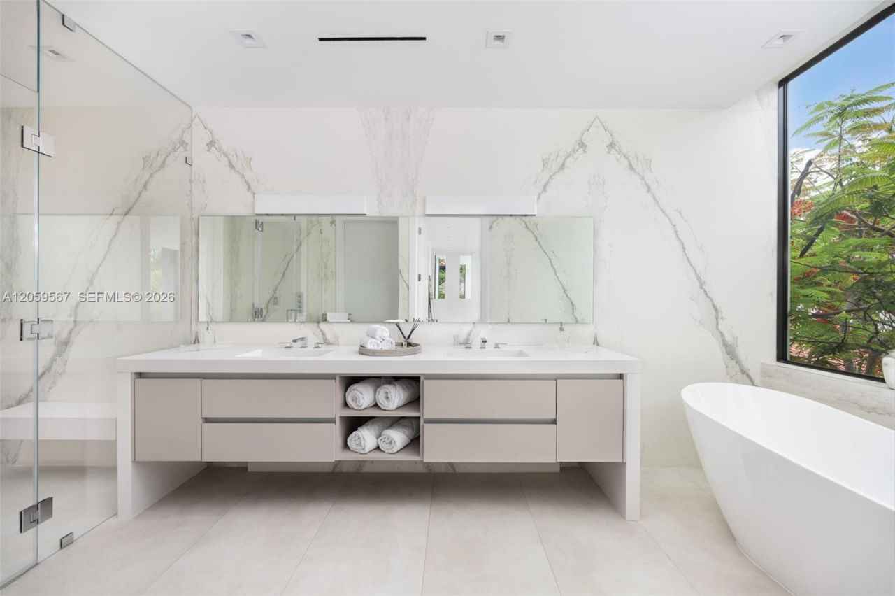 5630 Pine Tree Dr, Miami Beach, FL 33140 Photo