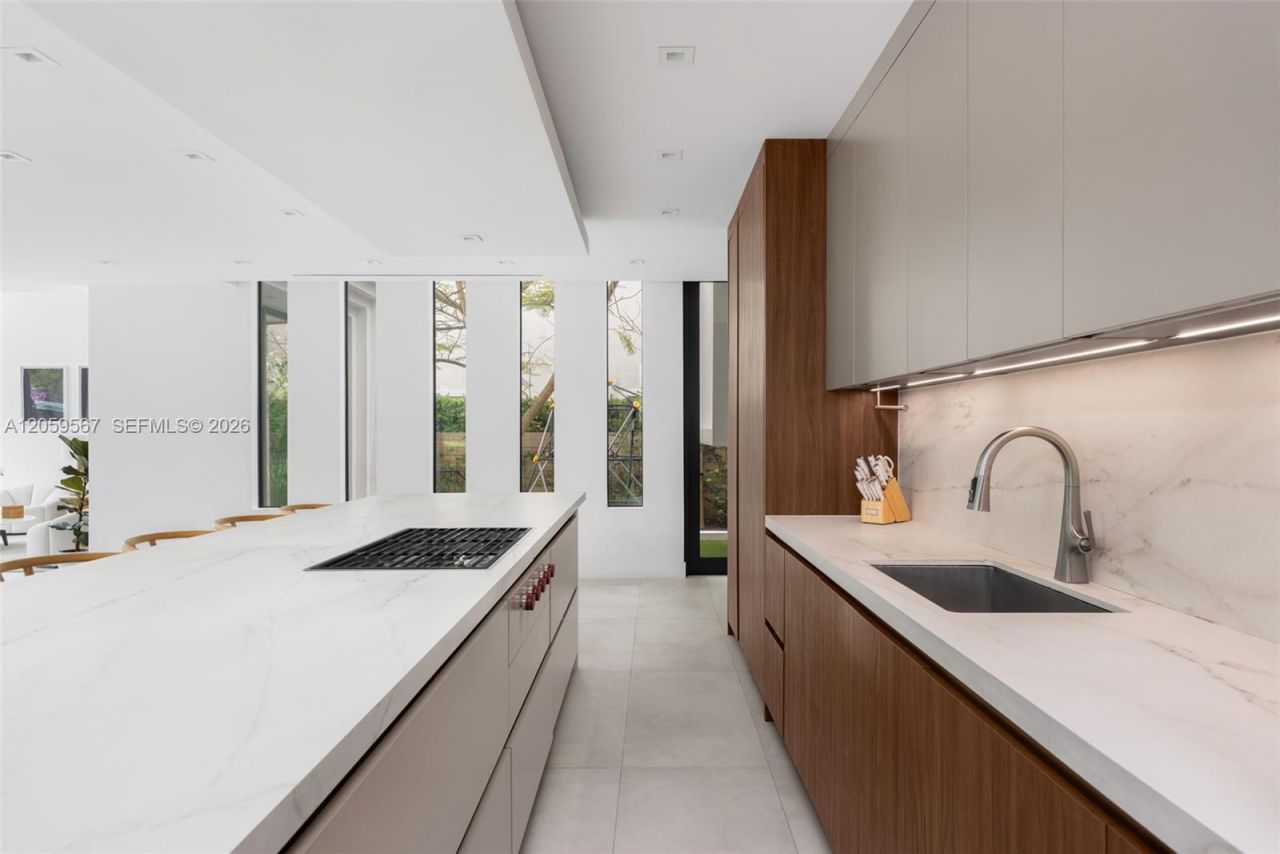 5630 Pine Tree Dr , Miami Beach, FL 33140 Photo
