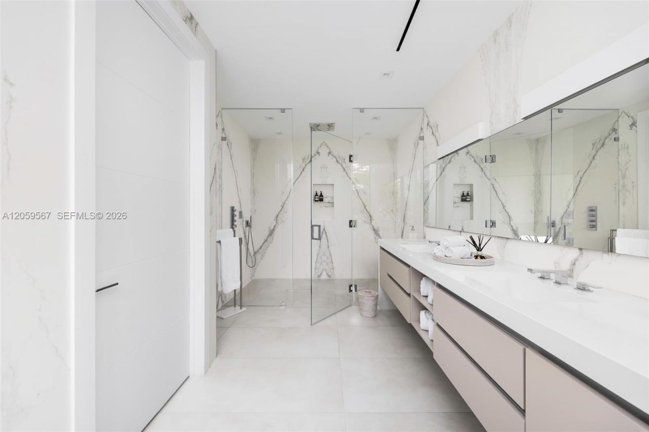 5630 Pine Tree Dr, Miami Beach, FL 33140 Photo