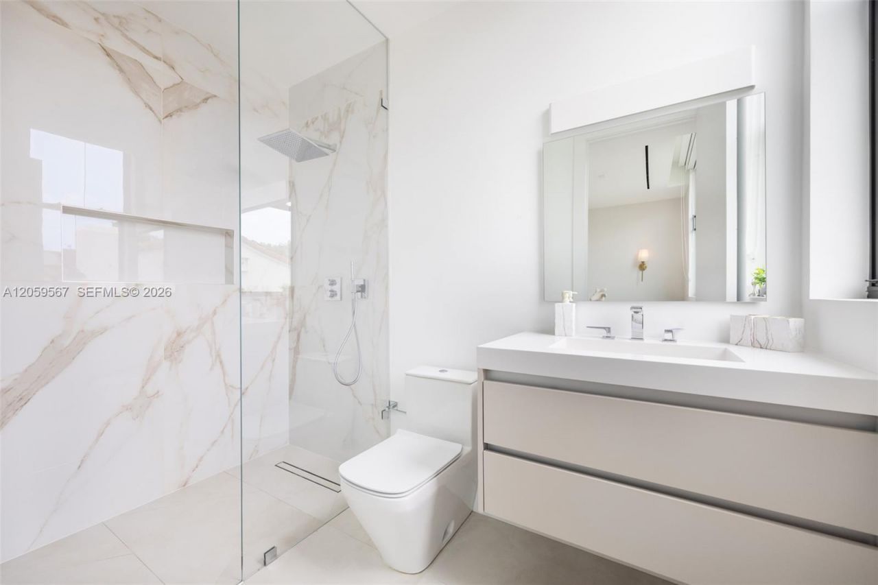 5630 Pine Tree Dr, Miami Beach, FL 33140 Photo