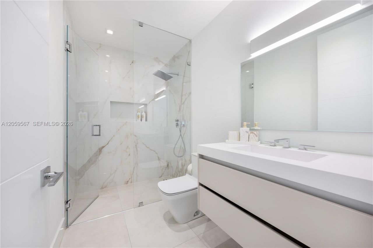 5630 Pine Tree Dr, Miami Beach, FL 33140 Photo