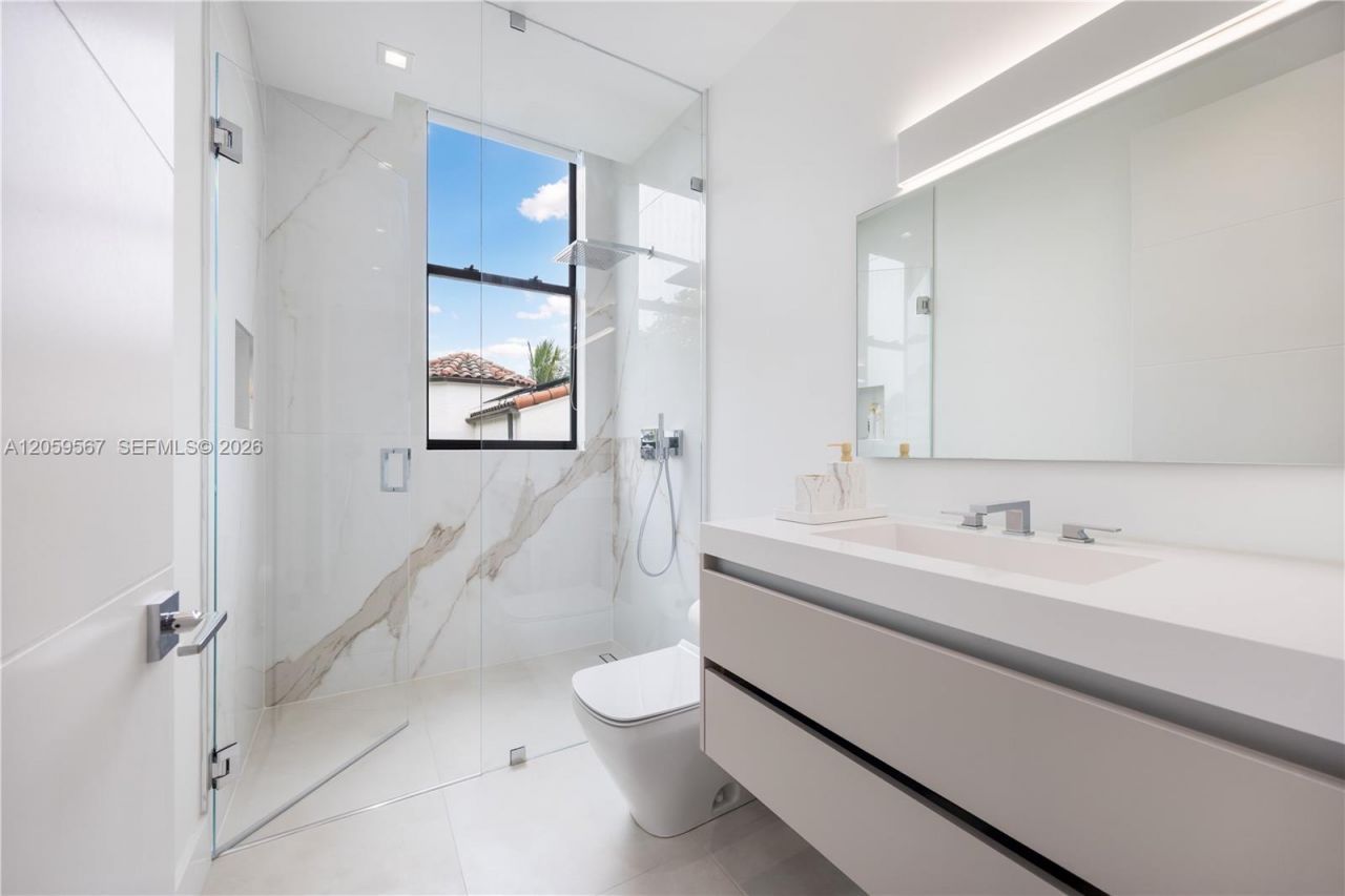 5630 Pine Tree Dr, Miami Beach, FL 33140 Photo