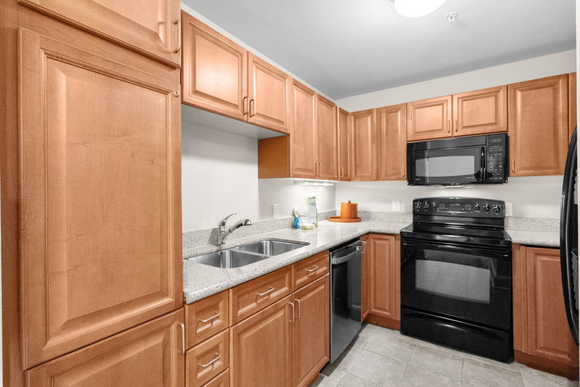 8121 Amalfi Pl. Photo 17