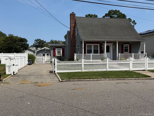 300 Beachview Street , Copiague, NY 11726