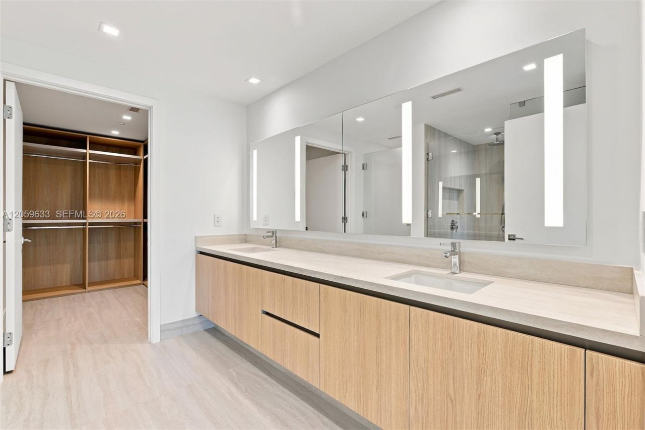 2411 Laguna Circle , Unit 209, North Miami, FL 33181 Photo