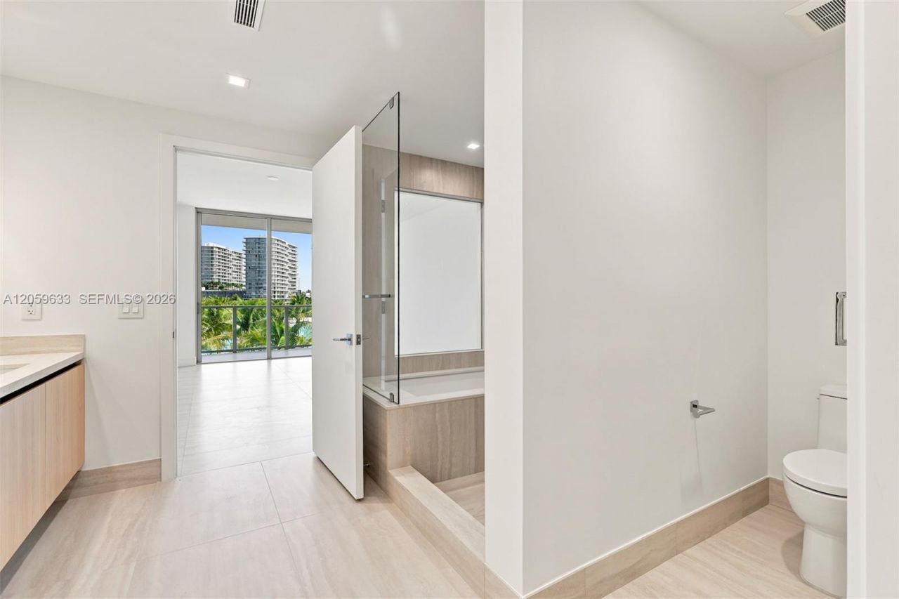 2411 Laguna Circle , Unit 209, North Miami, FL 33181 Photo