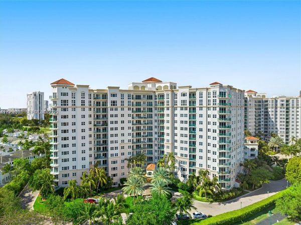 19900 E Country Club Dr , Unit 310, Aventura, FL 33180