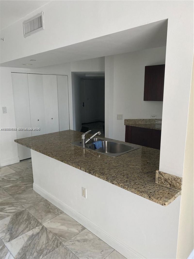 19900 E Country Club Dr , Unit 310, Aventura, FL 33180 Photo