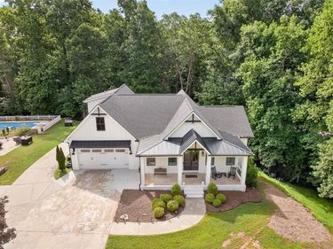 6052 Oak Hill Drive , Flowery Branch, GA 30542
