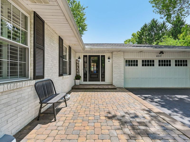 857 Lookout Point Drive, Columbus, OH 43235 Photo 2