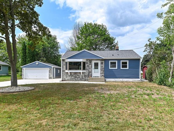 W190S7635 Circle Dr, Muskego, WI 53150