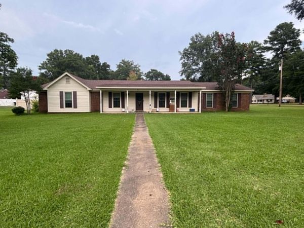 303 Bellview Dr., Aberdeen, MS 39730
