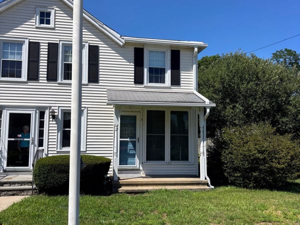 7 Main , Essex, CT 06409