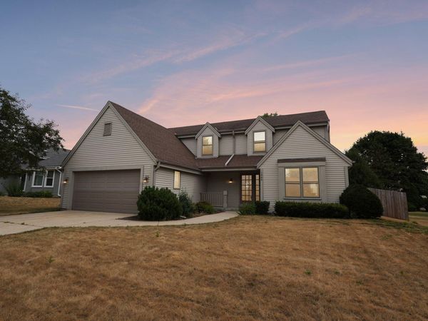1909 Cliff-Alex Ct N, Waukesha, WI 53189