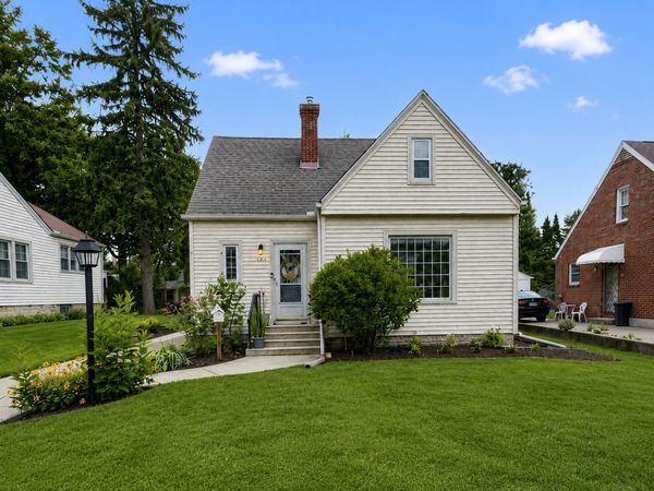 325 Oak Knolls Avenue , Rockford, IL 61107