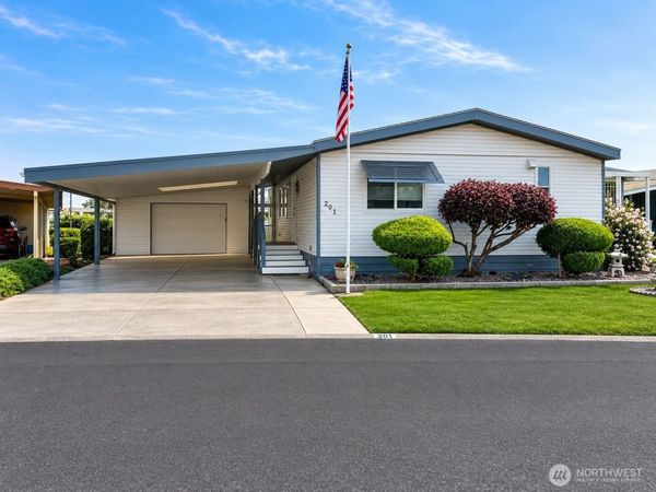 2240 W Broadway Avenue, Unit 201, Moses Lake, WA 98837