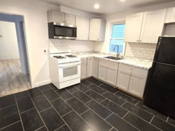 14 Triton Ter, Newark, NJ 07104